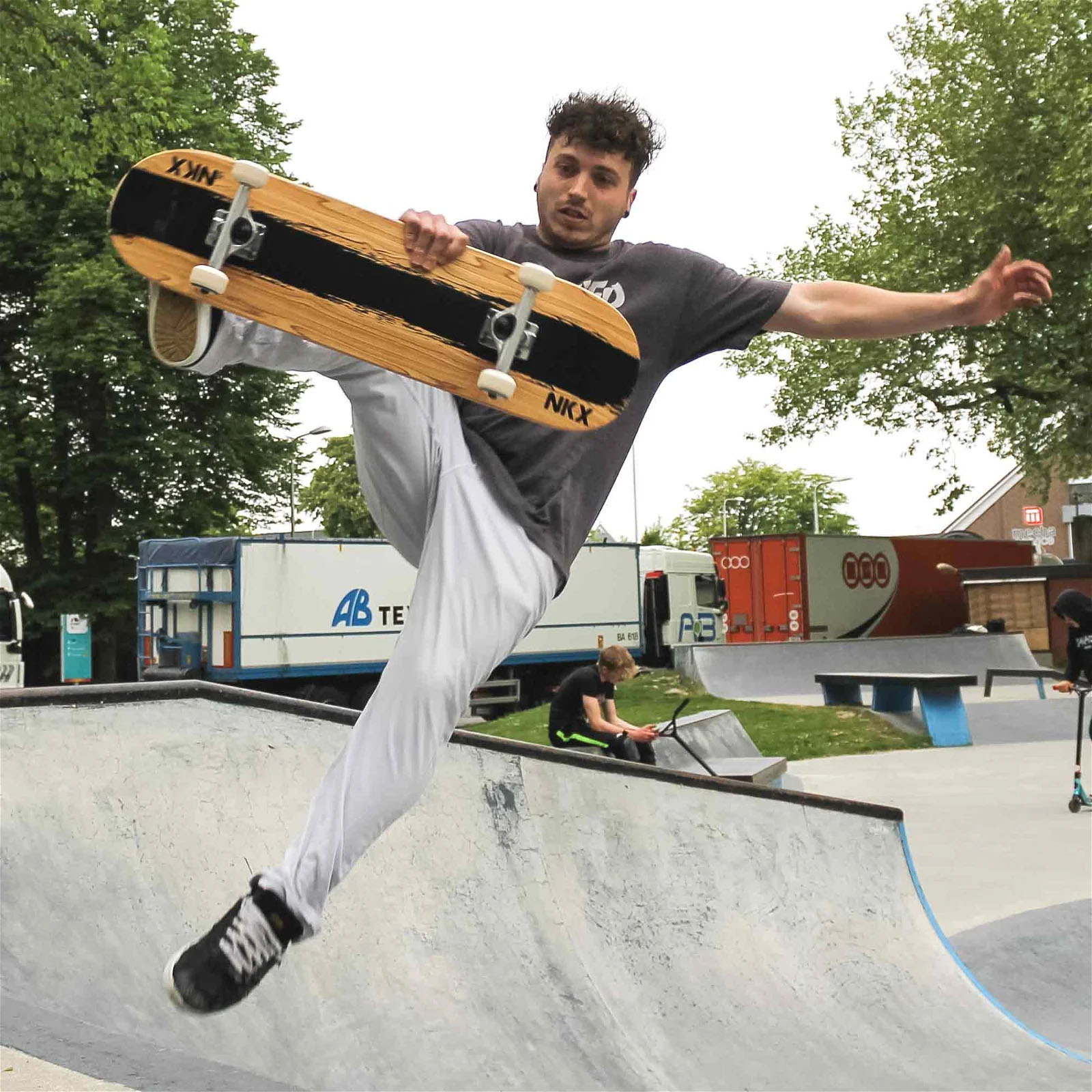 NKX Skateboard 8,25